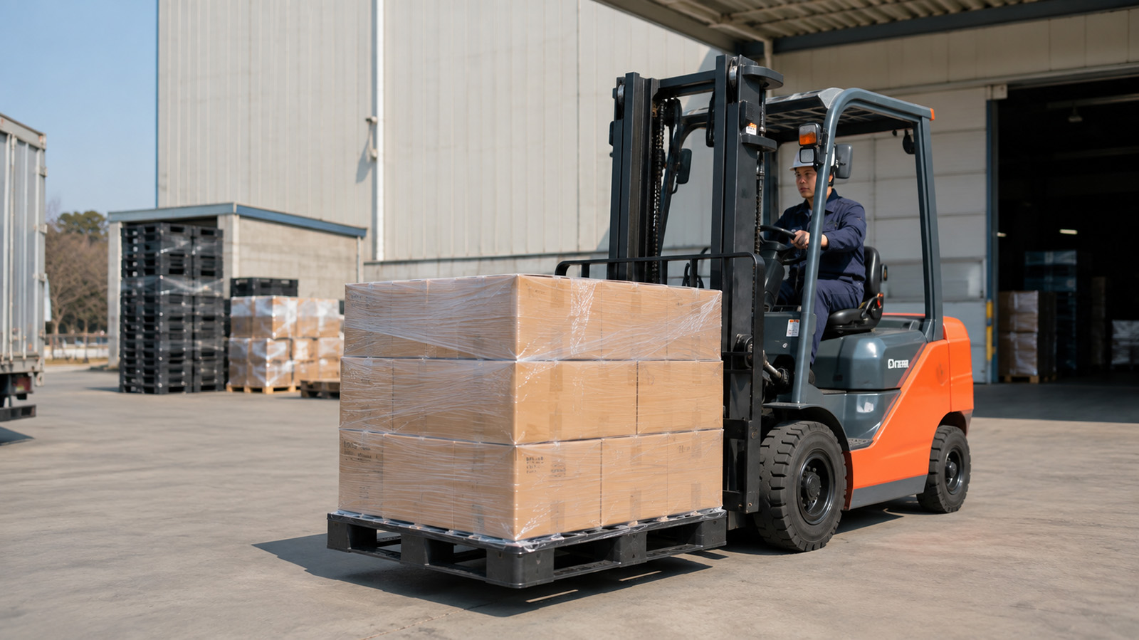 フォークリフトで荷物を運んでいる画像